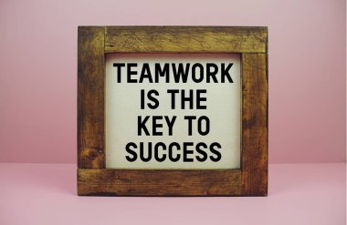 Ahşap çerçeveli motivasyon alıntısı 