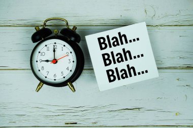 Ahşap zemin üzerinde alarmlı Blah Blah metni