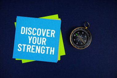 Yapışkan notla yazılmış ve mavi arkaplanda pusula olan Kuvvet metninizi keşfedin