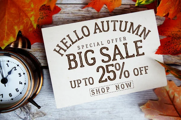 Merhaba sonbahar büyük indirimi% 25 indirimli Ahşap arka planda akçaağaç yaprağı süslemesi