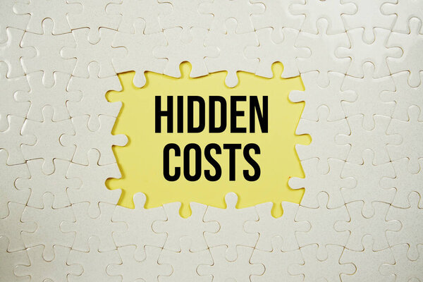 Головоломка с отсутствующим куском с надписью "Скрытые издержки" на желтом фоне
