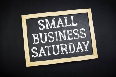 Küçük İşletme Cumartesi metni siyah arkaplan tahtası üzerine