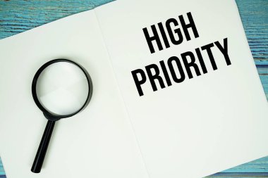 Not defterine yazılan yüksek öncelikli metin, büyüteç düzlüğü tahta zemin üzerinde yatıyordu