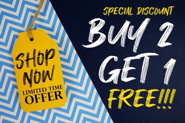 2 alana 1 bedava!! Koyu lacivert ve açık mavi simge arkaplanındaki fiyat etiketi üzerine sınırlı zaman teklif metni