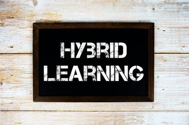 Hediye kutusu mevcut olan melez öğrenme metni ve siyah arkaplanda alarm saati