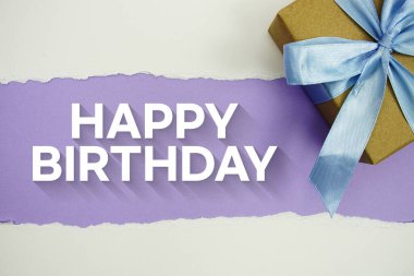 Mor zemin üzerinde hediye kutusu olan Mutlu Yıllar metni