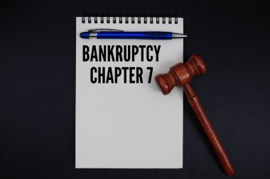 İflas Bölüm 7 Not Defteri üzerine siyah zemin üzerinde tokmak ile yazılmış metin