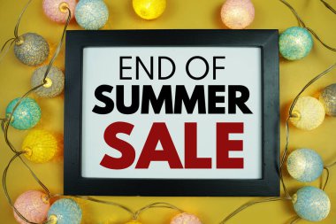 Yaz Sonu Yazı Satışı metni ve sarı zemin üzerinde LED pamuk topları süslemesi