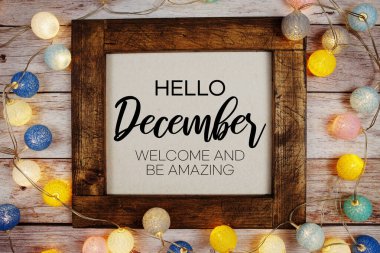 Merhaba Aralık metni ve ahşap arka planda LED pamuk topu süslemesi