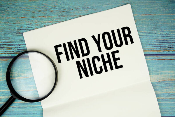 Найти свою нишу текст, написанный на блокноте с лупой стеклянной квартиры лежал на деревянном фоне