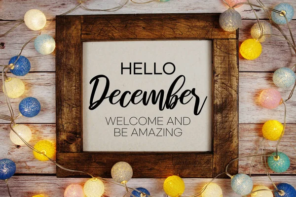 Merhaba Aralık metni ve ahşap arka planda LED pamuk topu süslemesi