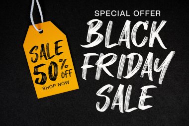 Kara Cuma indirimli fiyat etiketli.% 50 indirimli.