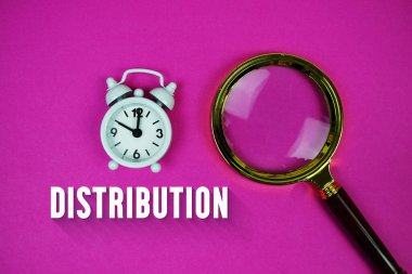 Alarm saati ve parlak pembe bir zemin üzerinde büyüteç, metin 