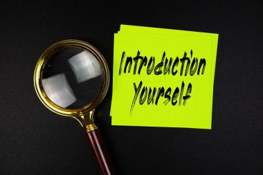 Siyah zemin üzerinde büyüteç bulunan yapışkan notla kendinizi tanıtın