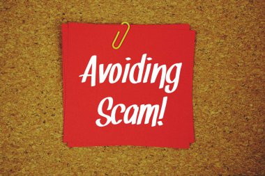 Dolandırıcılıktan kaçınmak! Ahşap kaplama arkaplanındaki yapışkan nota yazılmış metin