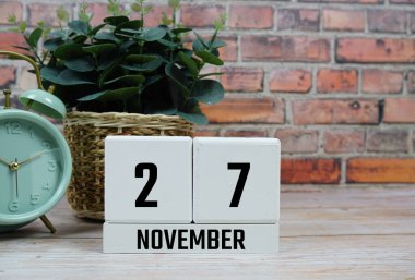 Tahta Takvim 27 Kasım 'ı gösteriyor. 27 Kasım Ay Günü