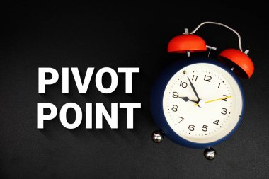 Siyah arkaplanda alarm saati olan Pivot Point metni