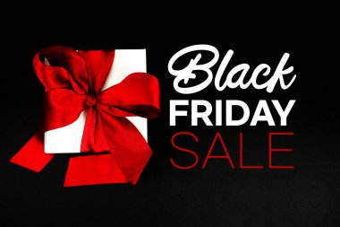 Siyah arkaplanda hediye kutusu olan Kara Cuma indirimi metni