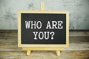 Tahta sehpada kalın beyaz bir yazı sergileniyor: 