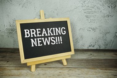 Ahşap sehpada kırsal ahşap bir zemin ve dokulu gri duvar arkaplanı üzerine 