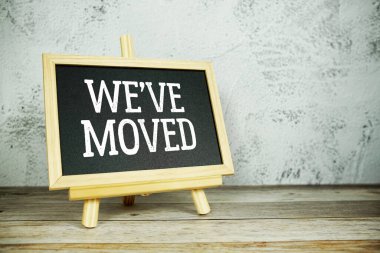 Ahşap sehpa, taşralı ahşap bir zemin ve dokulu gri duvar arkaplanına karşı 