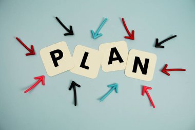 Üzerinde renkli oklar olan kartlarda 