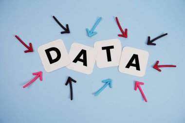 Üzerinde renkli oklar olan kartlarda 