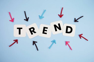 Üzerinde renkli oklar olan kartlarda 