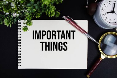 Önemli şeyler çalar saat ve büyüteçle yazılır