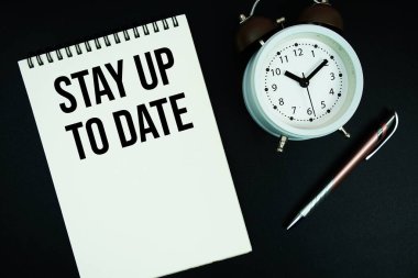 Not defterine kalem ve alarm saatiyle yazılan Günümüze Kal metni