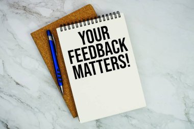 Geribildirim Önemli! Kalem ve mermer zemin üzerine yazılmış metin