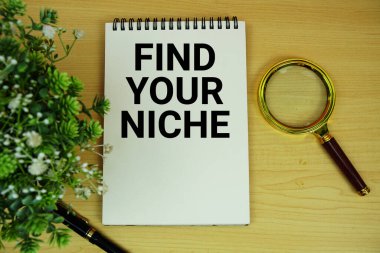 Not defterine yazdığınız ve tahta zemin üzerinde büyüteç düzlüğü olan Niche metninizi bulun