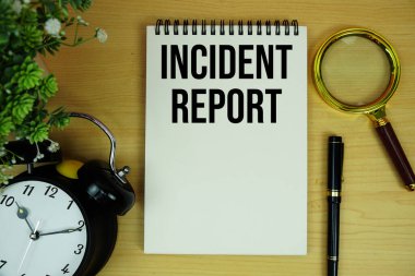 Olay Rapor metni alarm saati ve büyüteç düz tahta zemin üzerinde yatıyordu