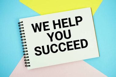 Not defterine yazılan metni basarmana yardım ediyoruz. Çok renkli pastel arka planda yatıyorsun.