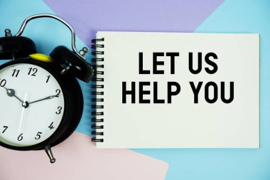 Not defterine alarmlı saat ile birlikte yazılmış metnin çok renkli pastel arka planda yatmasına yardım edelim.