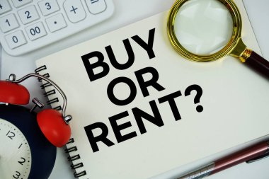 Buy or Rent mi? Alarm saati, büyüteç ve beyaz arkaplanda hesap makinesi ile not defterine yazılan metin