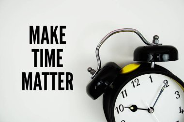 Alarm saati düz beyaz arkaplan üzerine uzanan Zaman Ögesi metni oluştur