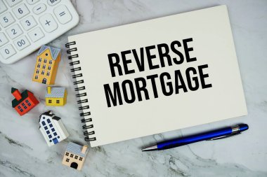 Not defterinde ev modeliyle mermer zemin üzerinde yazılan ipotek metnini tersine çevir