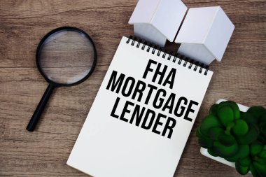 Ev modeli ve ahşap arka planda büyüteçle birlikte FHA mortgage Tefecisi metni yazıldı