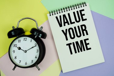 Not defterine yazdığınız zaman metninize Pastel arkaplanda alarmlı saat değerini yazın