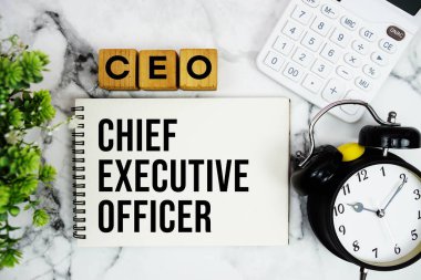 CEO Genel Müdürü, mermer zemin üzerinde hesap makinesi ve alarm saatiyle mesaj atıyor.