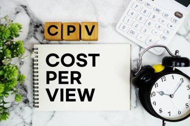 Mermer zemin üzerinde hesap makinesi ve alarm saati olan CPV Her Görünüm Başına Cost metni