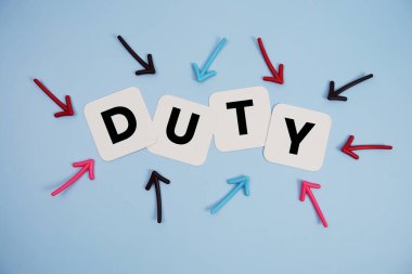 Üzerinde renkli oklar olan kartlarda 