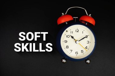 Siyah arkaplanda alarm saati olan yumuşak beceriler metni