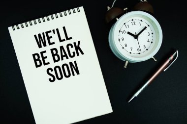 Not defterine kalem ve çalar saatle kısa bir mesaj yazacağız.