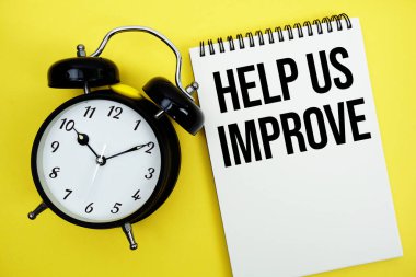 Sarı arkaplanda duran çalar saat düz metni geliştirmemize yardım et