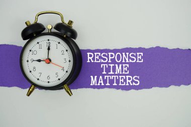 Tepki Zamanı Madde Mor üzerine yazılan ve yatay ve alarmlı saati yırtılmış beyaz kağıt