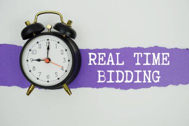 Yatay ve alarmlı saati yırtılmış beyaz kağıt ile mor üzerine gerçek zamanlı teklif metni