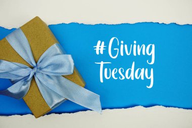 Mavi arkaplanda hediye kutusu olan Salı metni veriliyor