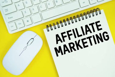 Beyaz klavye ve sarı arkaplanda kablosuz fare ile 